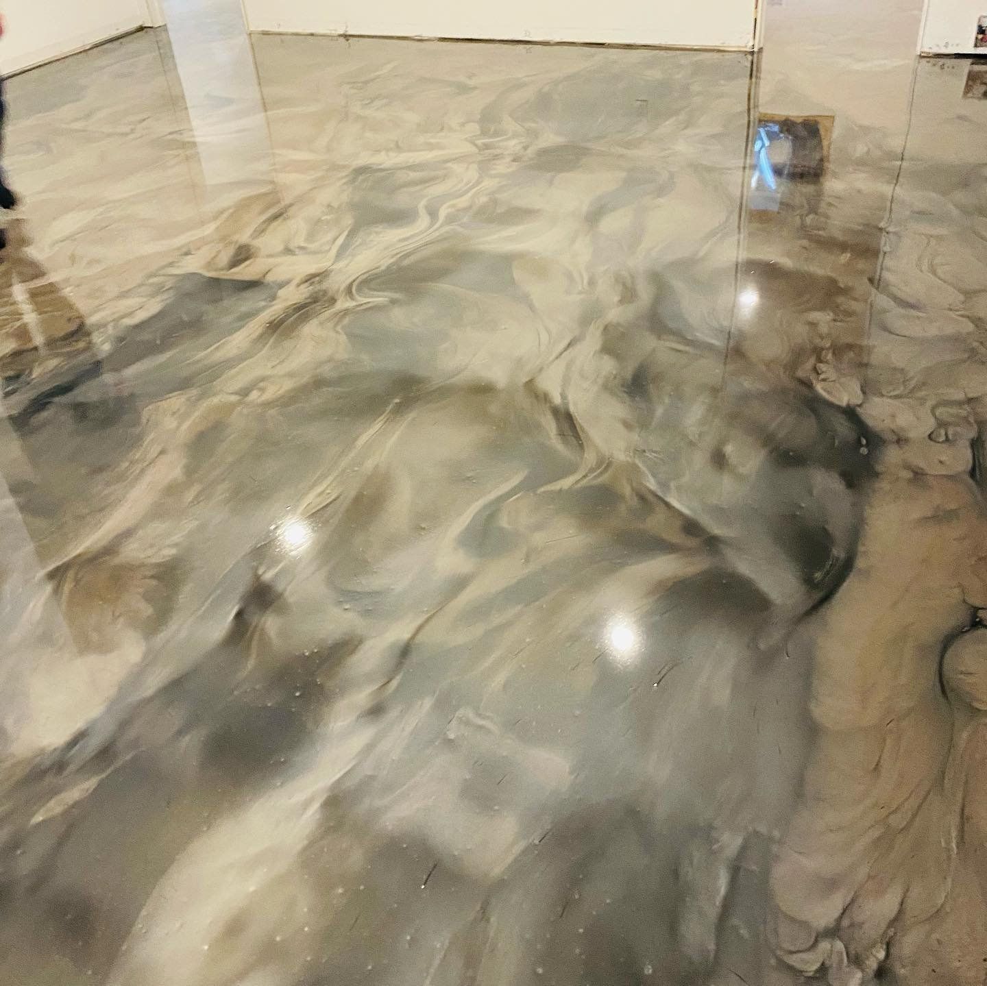 Un gros plan d'un sol métallique dans une pièce.