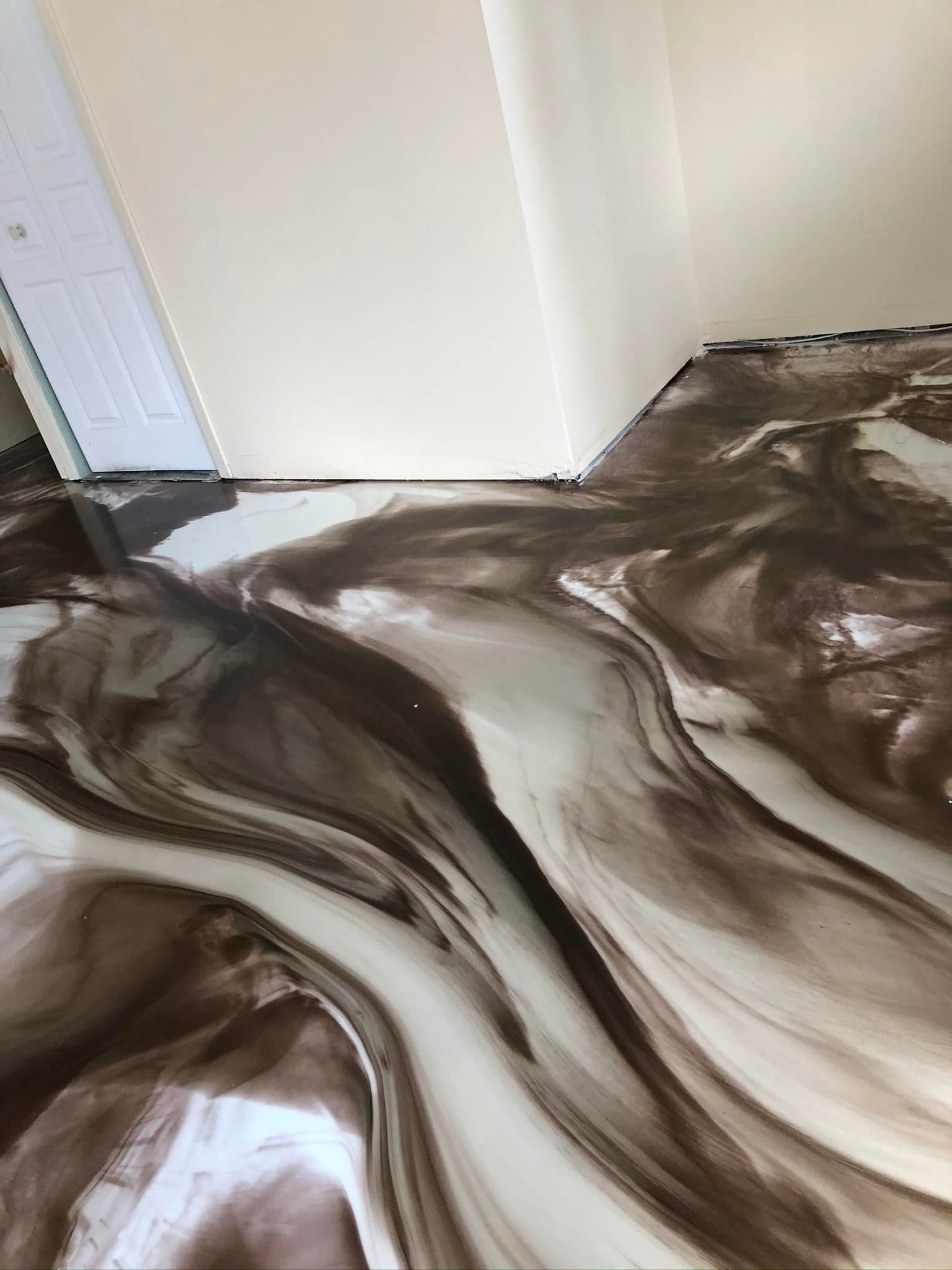 Un gros plan d'un sol en marbre dans une pièce.