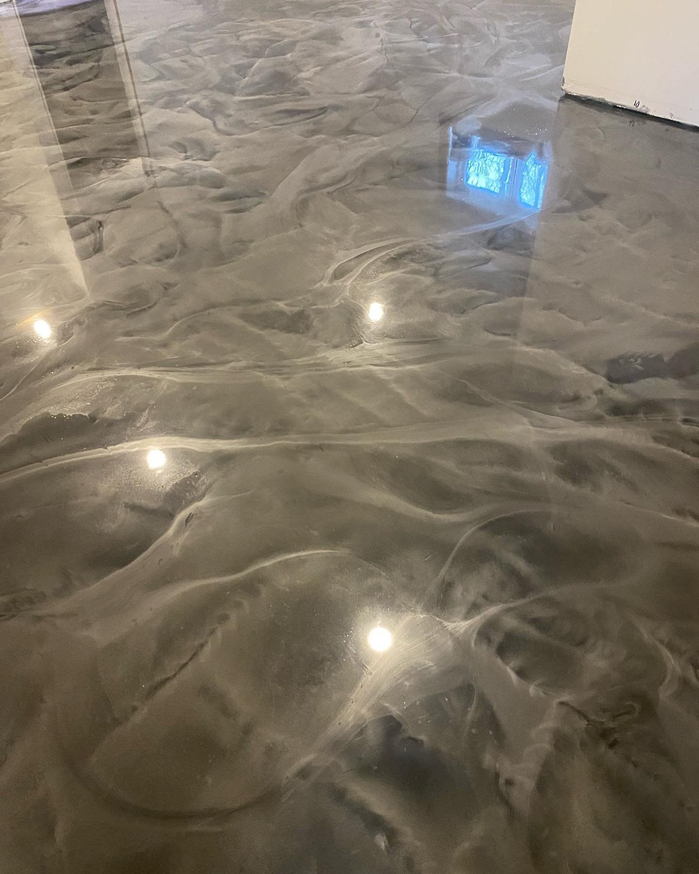 Un gros plan d'un sol métallique brillant dans une pièce.