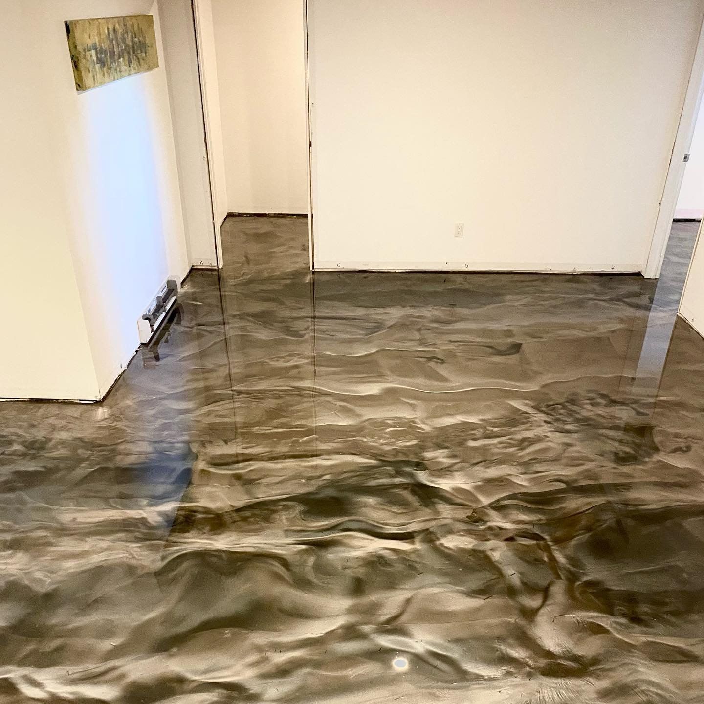 Une pièce avec un sol en marbre et des murs blancs.