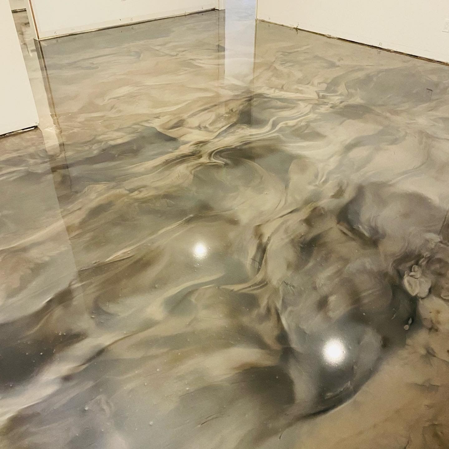 Un gros plan d'un sol métallique brillant dans une pièce.