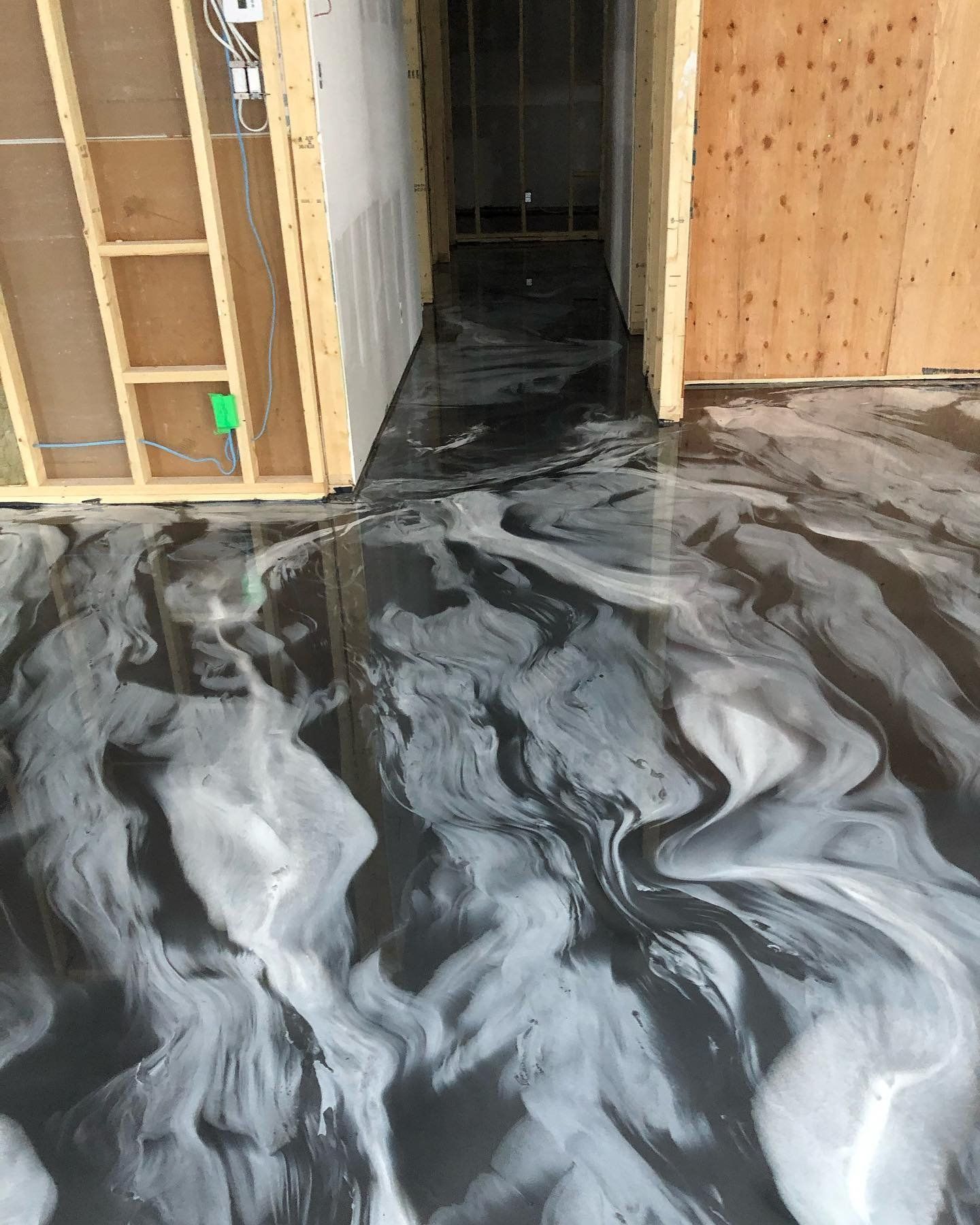 Un sol en marbre noir et blanc dans un sous-sol en construction.