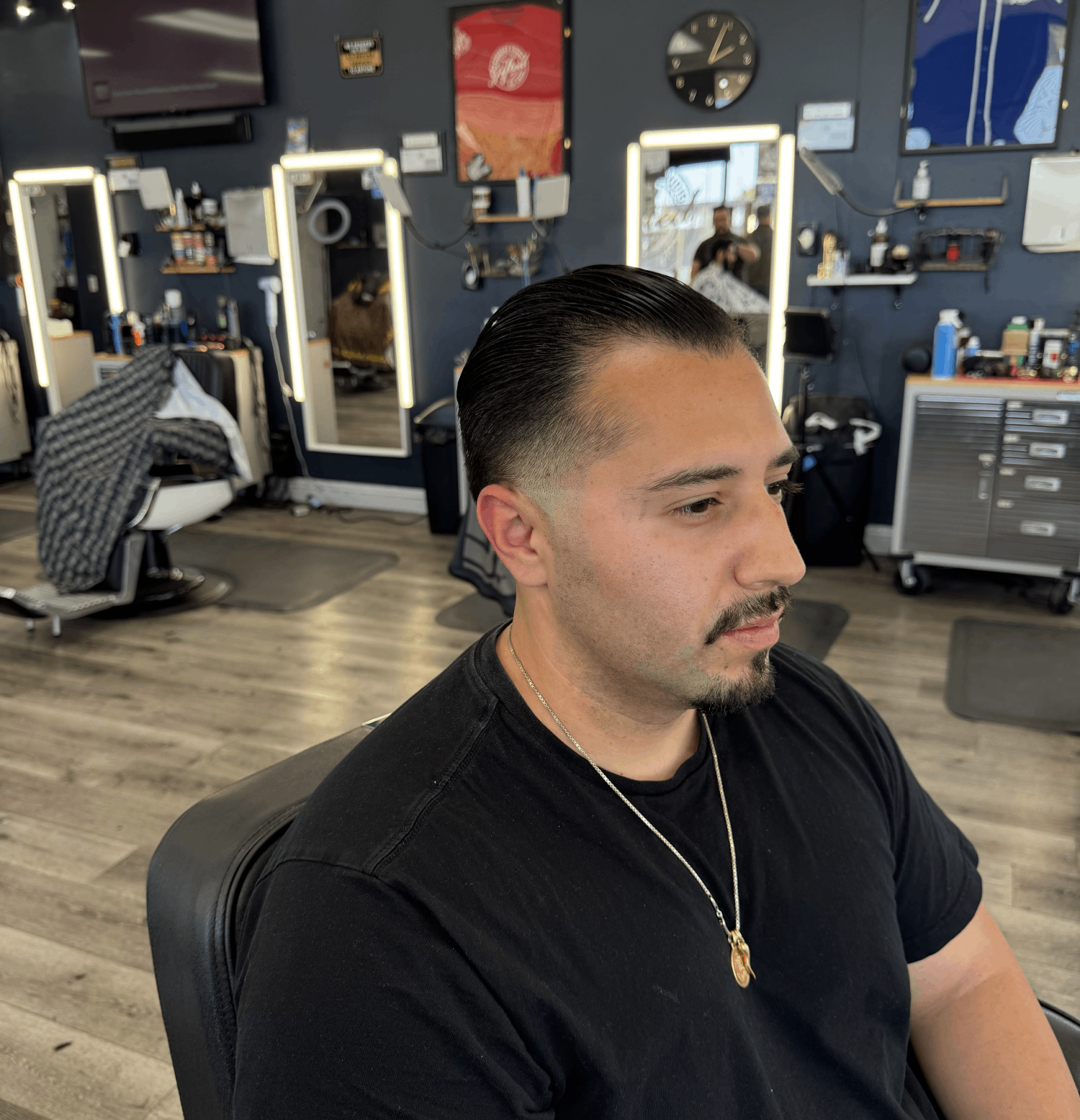 barber cutting men's hair with straight hair