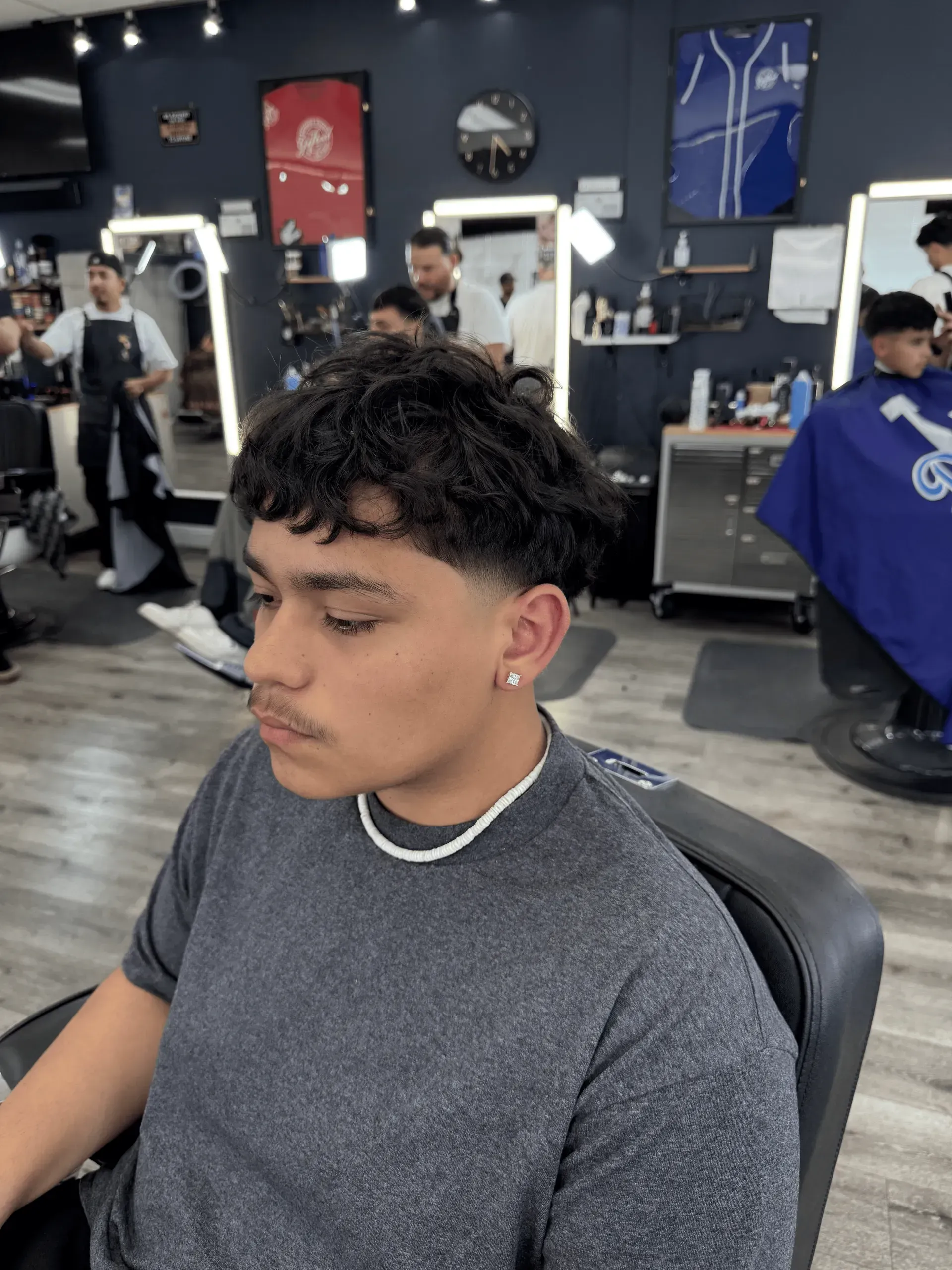 barber cutting men's hair with straight hair