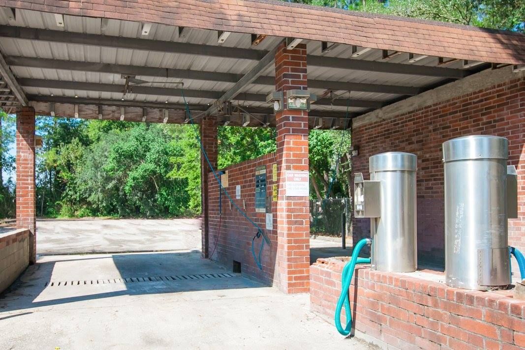 Photo gallery showing car wash station