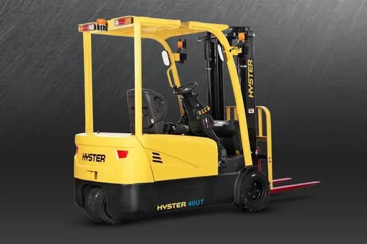 Una carretilla elevadora amarilla con la palabra hyster al costado