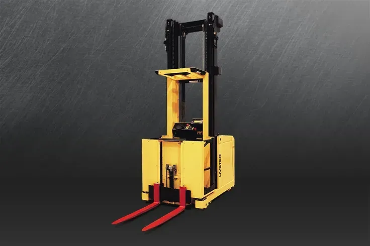 Una carretilla elevadora amarilla con horquillas rojas sobre fondo negro