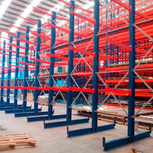 Un gran almacén lleno de estanterías azules y rojas.