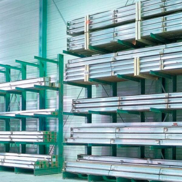 Un almacén lleno de muchas estanterías metálicas.