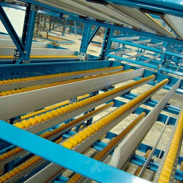 Una cinta transportadora azul y amarilla en una fábrica.