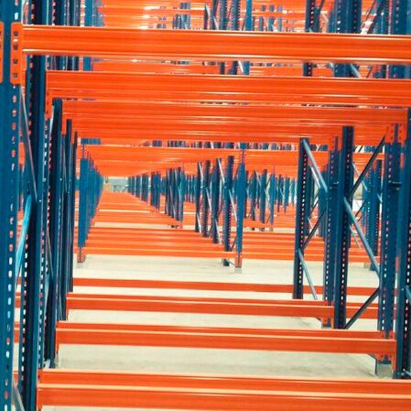 Una fila de estantes naranjas y azules en un almacén.