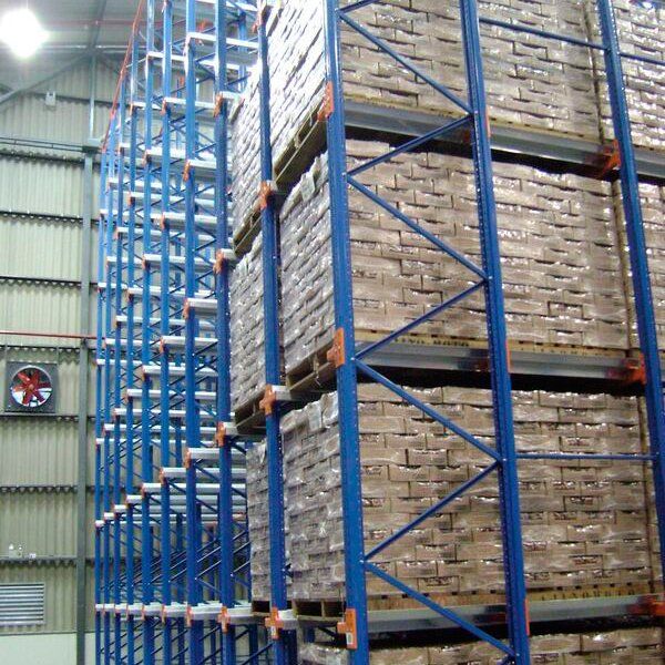 Un almacén lleno de muchas cajas y estanterías.