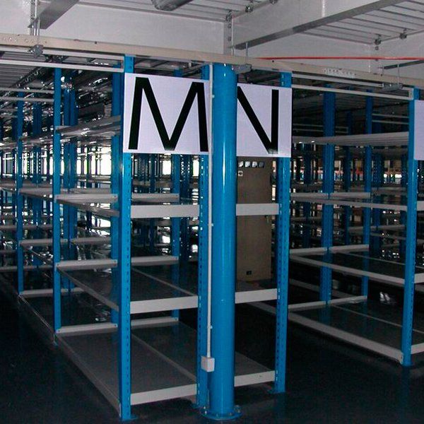 Un almacén con un cartel que dice mn.