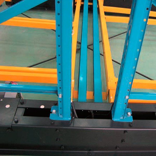 Un primer plano de una estructura metálica azul y amarilla en un almacén.