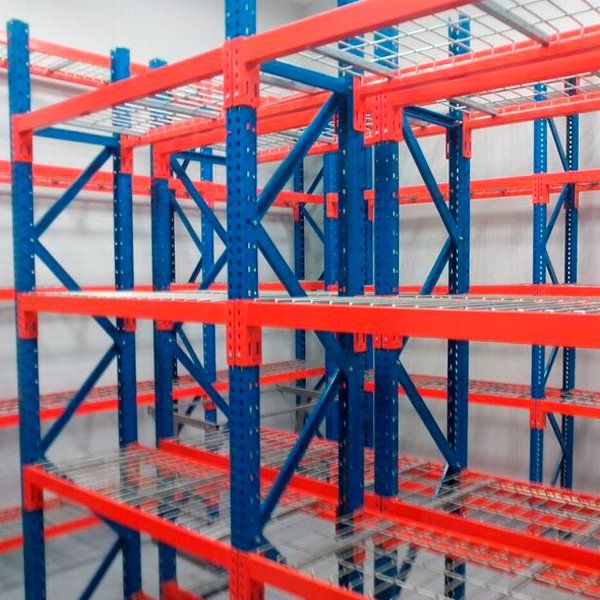 Una fila de estantes rojos y azules en un almacén.