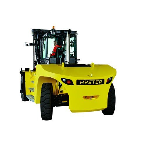 Una carretilla elevadora amarilla con un hombre conduciéndola sobre un fondo blanco.