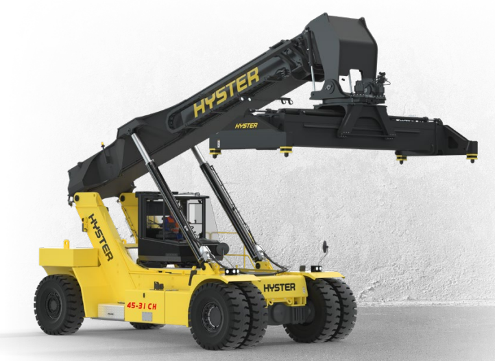 Un hombre está parado junto a dos carretillas elevadoras en un garaje.