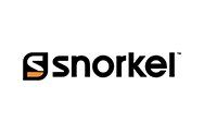 El logo del snorkel es negro y naranja sobre un fondo blanco.