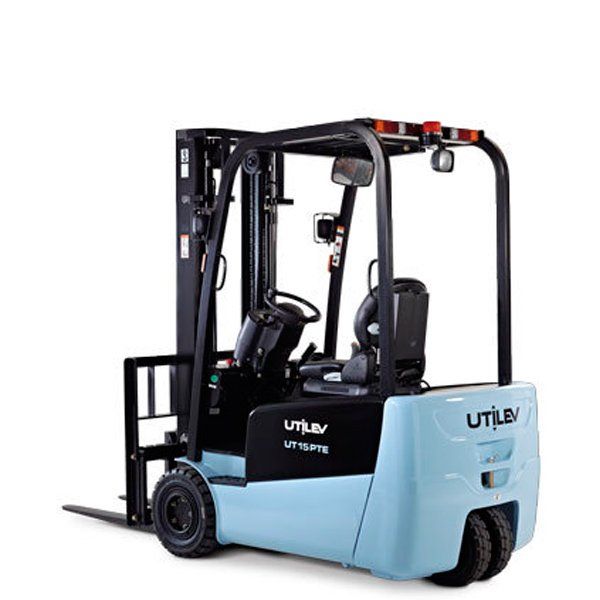 Una carretilla elevadora azul está sentada sobre una superficie blanca.