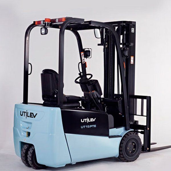 Una carretilla elevadora azul con la palabra utilev