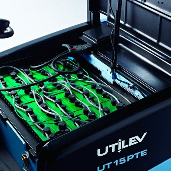 Un vehículo utilitario con un montón de baterías.