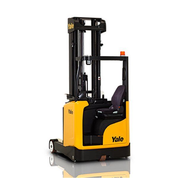 Una carretilla elevadora Yale amarilla y negra está sentada sobre una superficie blanca.