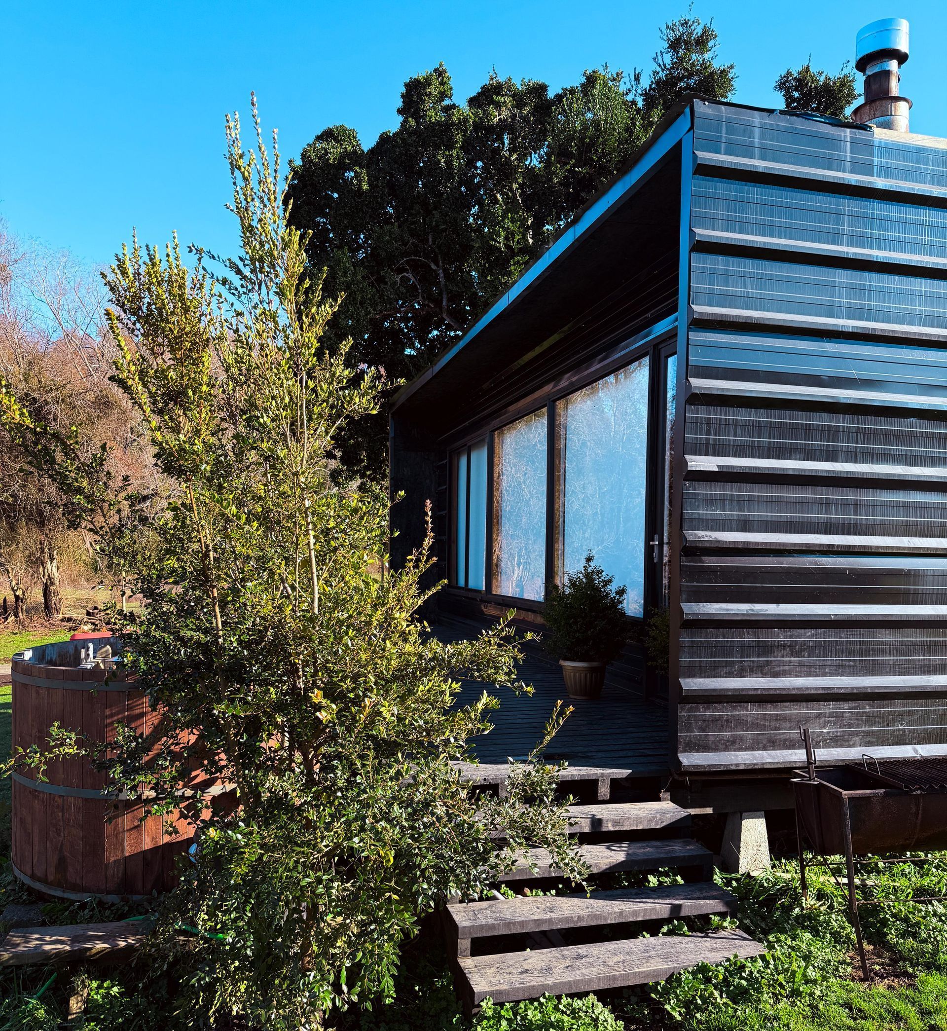 Una pequeña casa de madera con escaleras que conducen a ella.