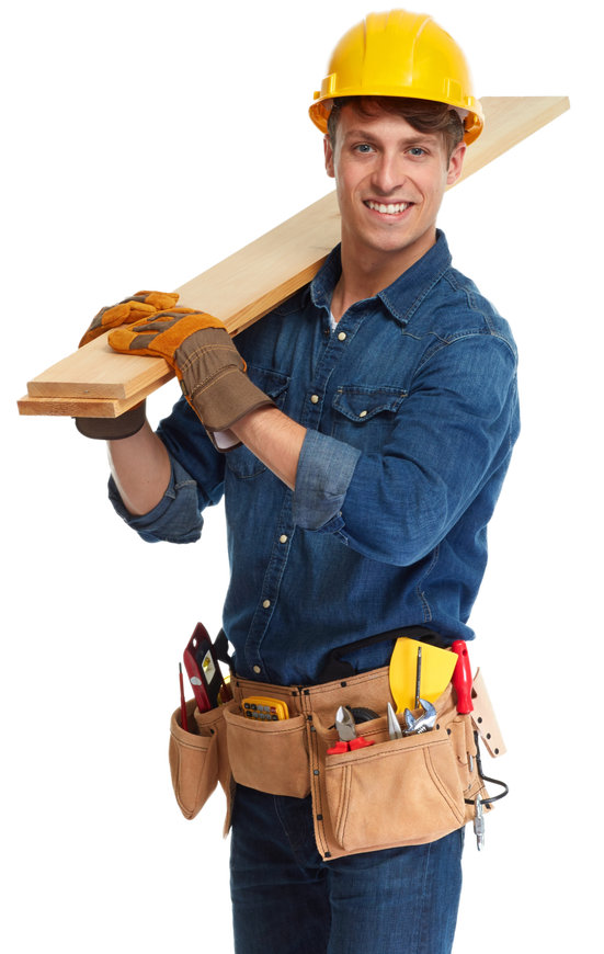 Un homme portant un casque de sécurité transporte un morceau de bois.