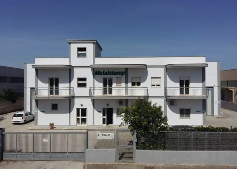 Edificio bianco a due piani con l'insegna 