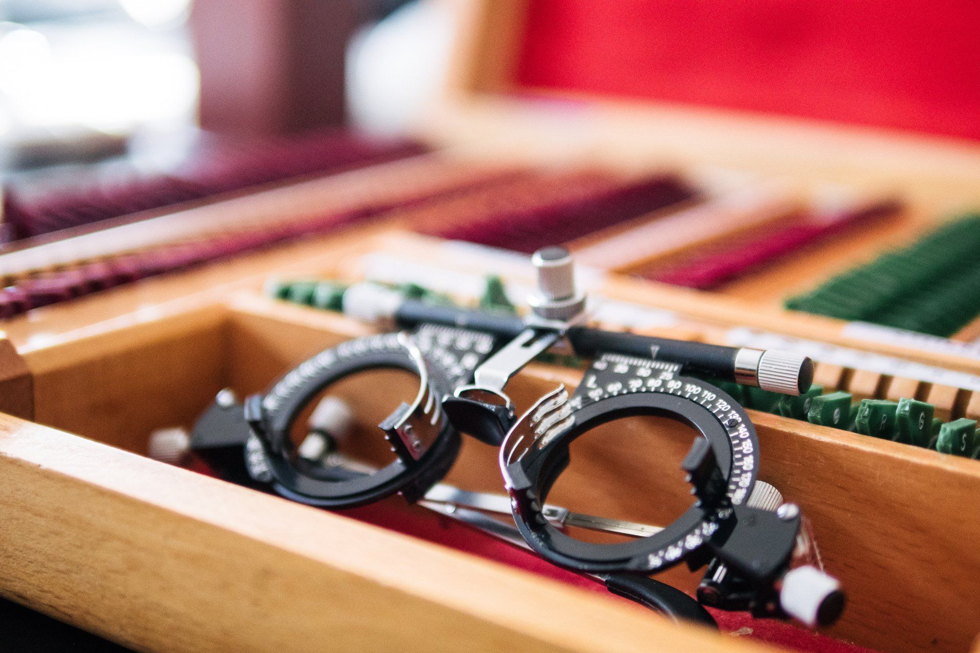 Montatura di prova e set di lenti in una scatola di legno, utilizzati per il test della vista.