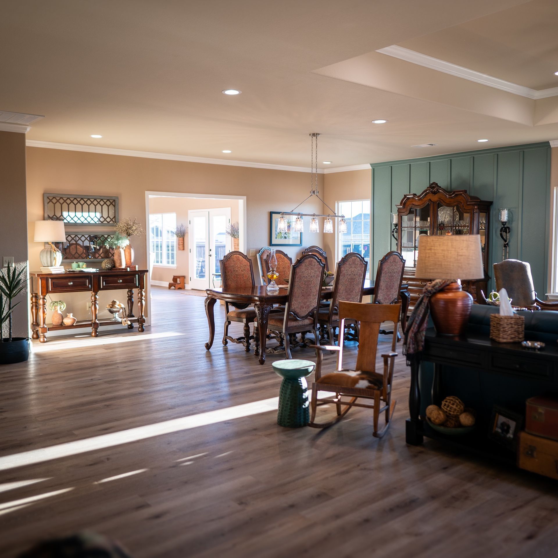 A living room with a table and chairs in it