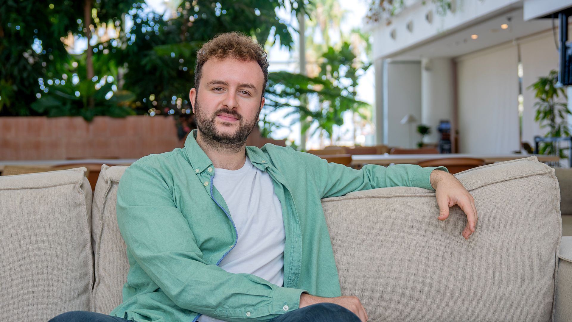 Un home amb ulleres i camisa blava somriu a la càmera.