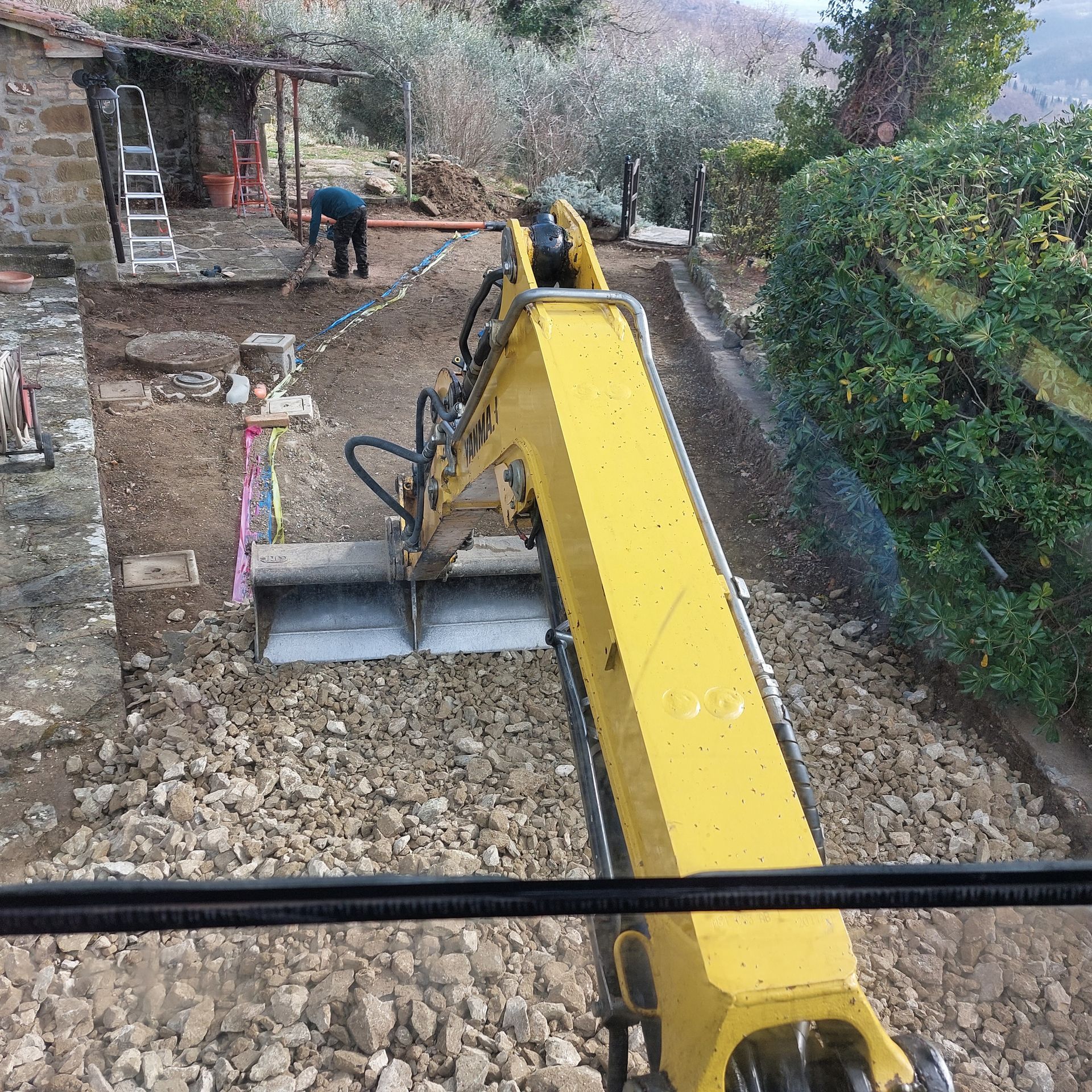 lavorazione terreno cortile esterno