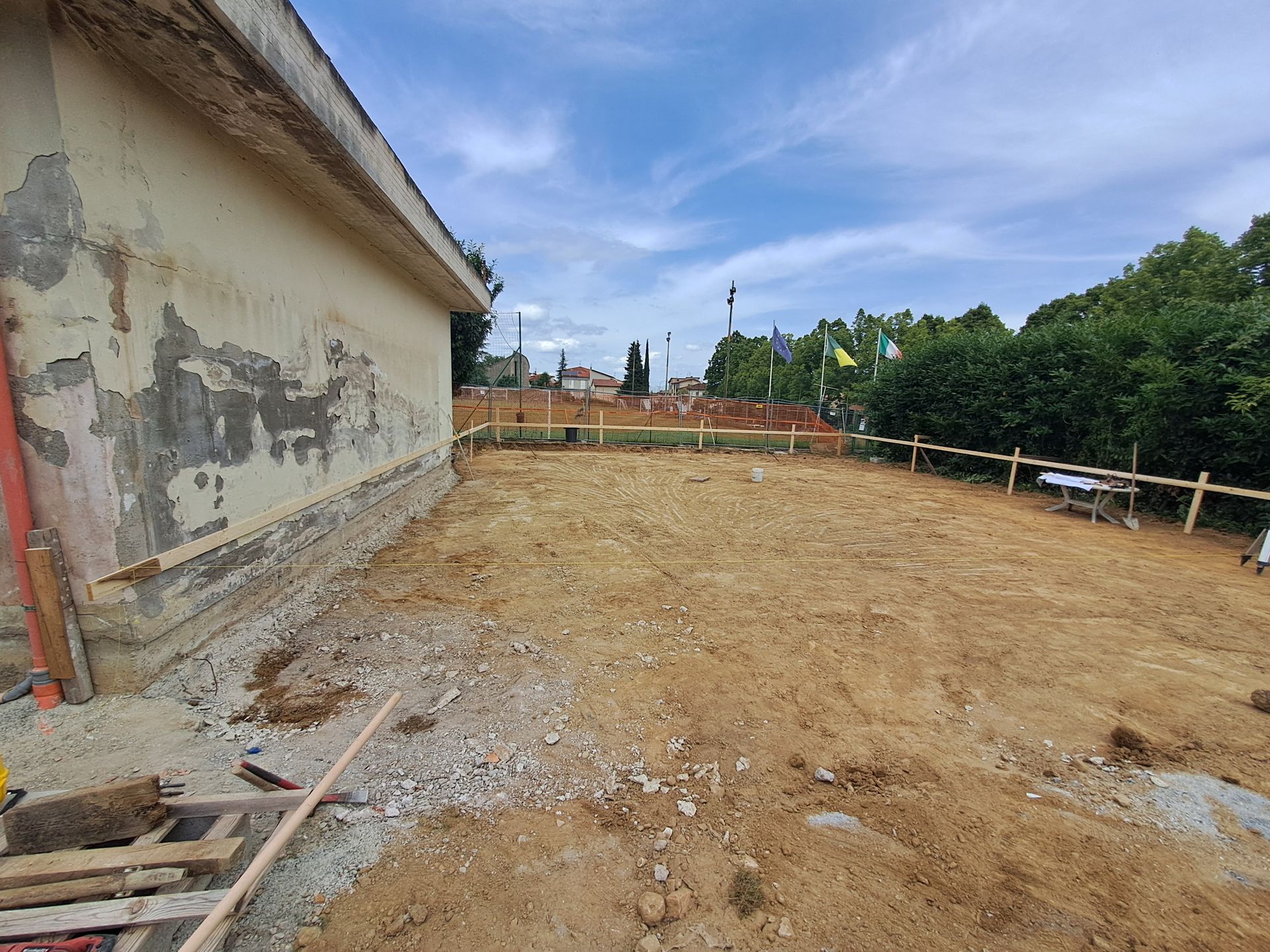 lavorazione terreno cortile esterno