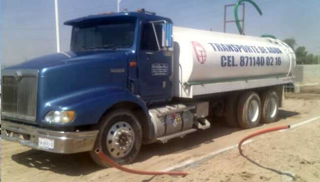 Un camión azul y blanco con una manguera adjunta