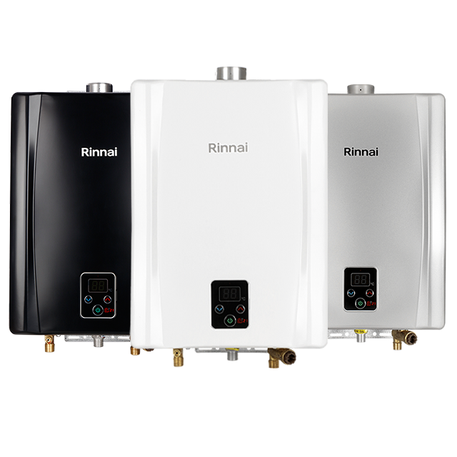 Tres calentadores de agua sin tanque Rinnai: negro, blanco y plateado.