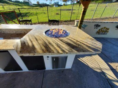 There is a fire pit in the middle of the counter.