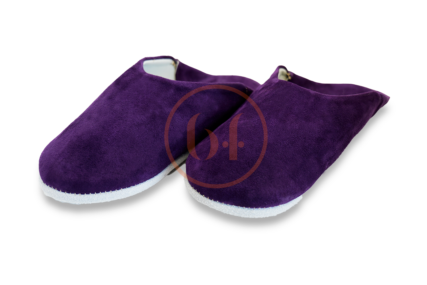 Une paire de pantoufles violettes à semelle blanche sur fond blanc