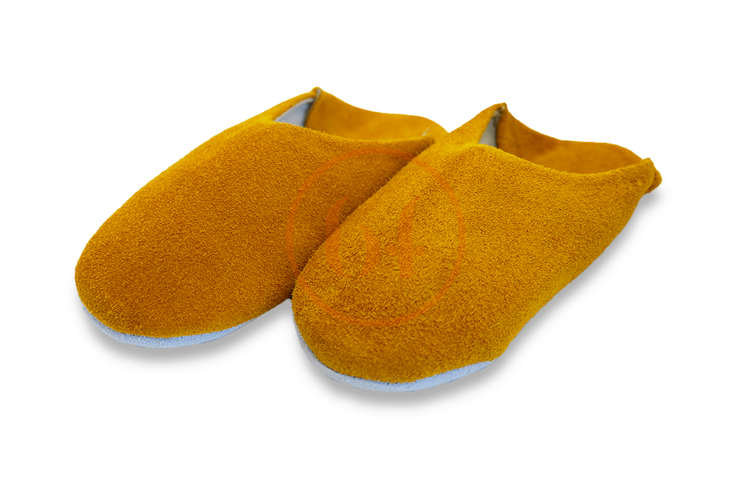 Une paire de pantoufles jaunes sur fond blanc