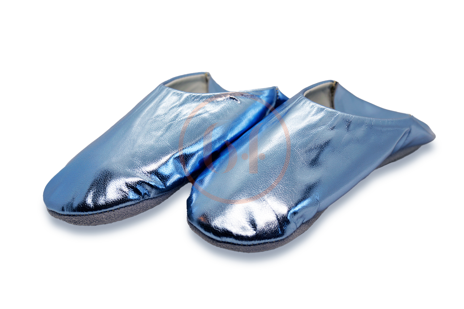 Une paire de pantoufles bleues sur fond blanc