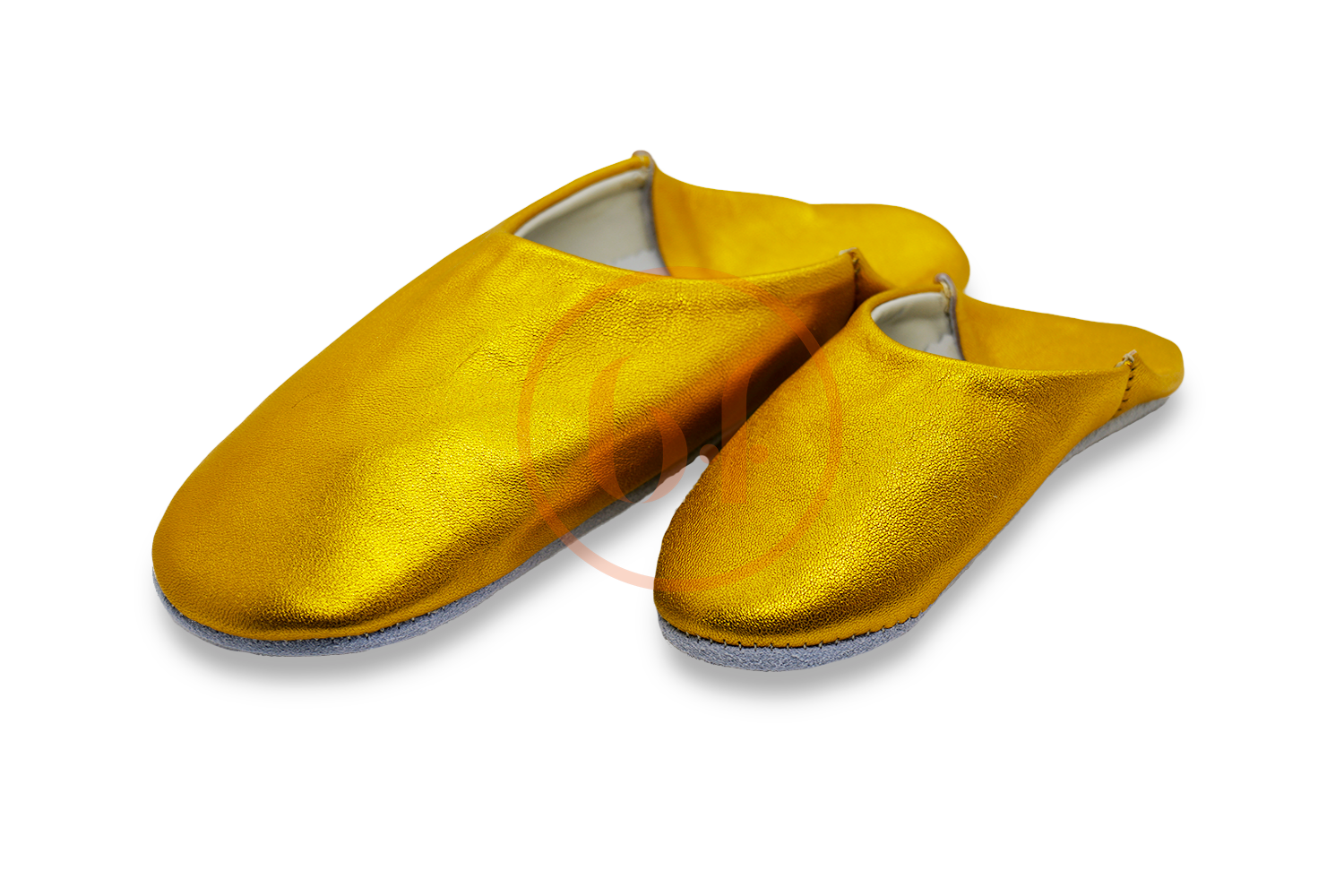 Une paire de pantoufles dorées sur fond blanc