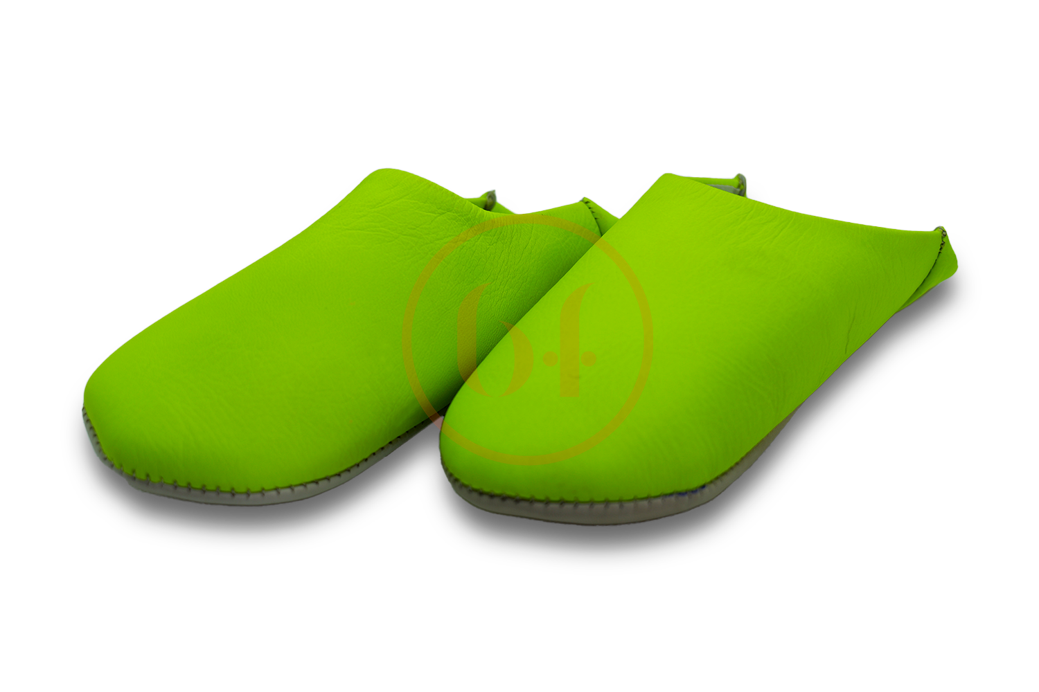 Une paire de pantoufles vert fluo sur fond blanc