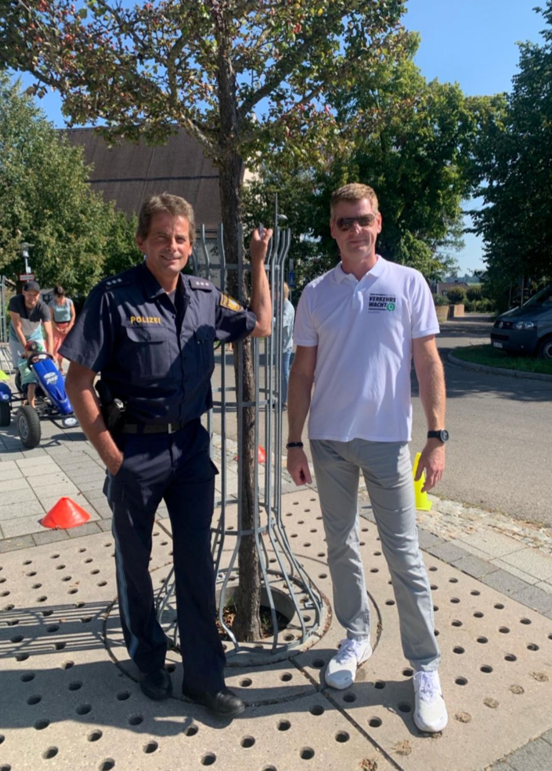 Ein Polizist steht neben Tobias Guffler.