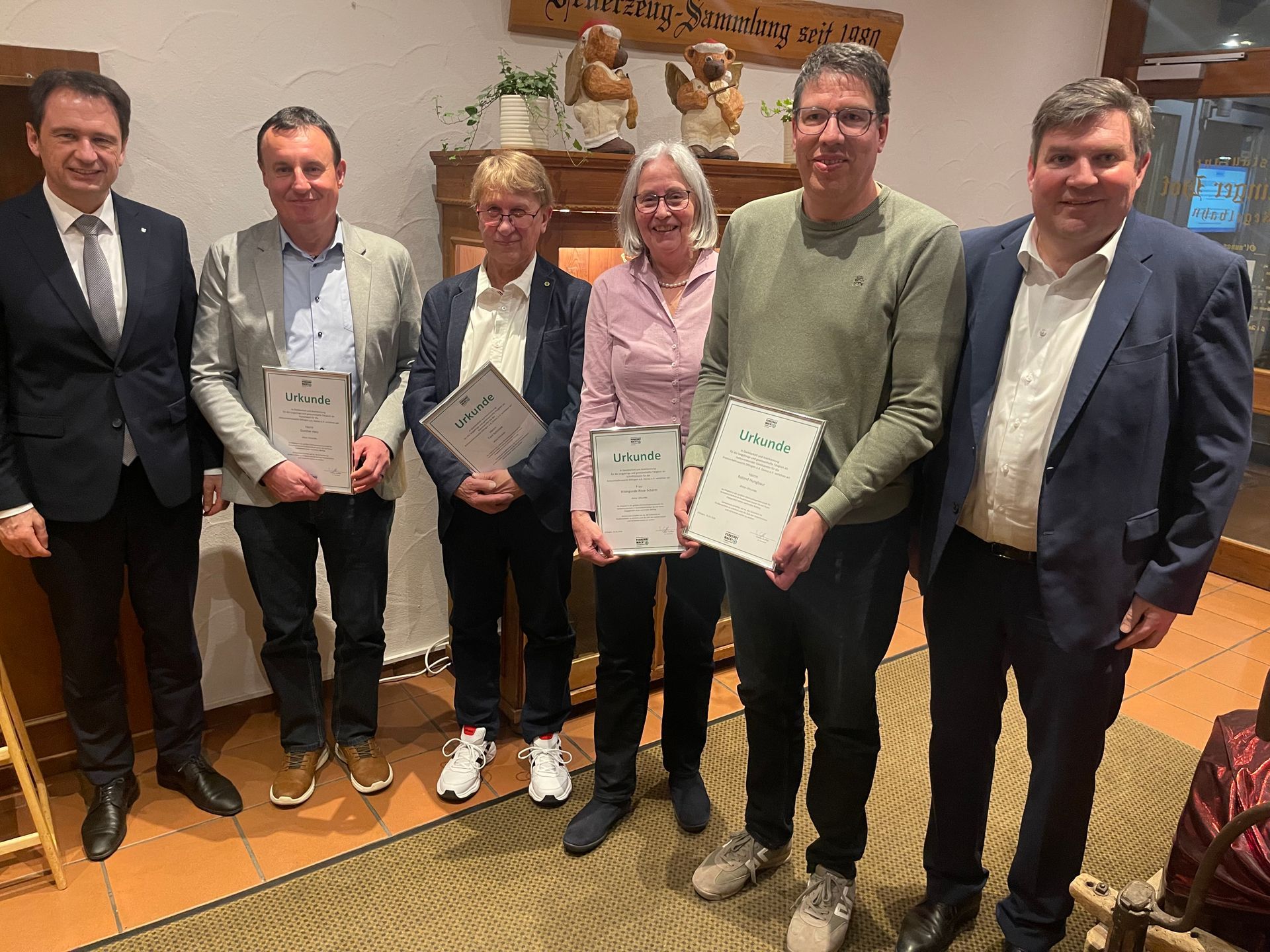 Ein grünes Schild mit einem Smiley darauf