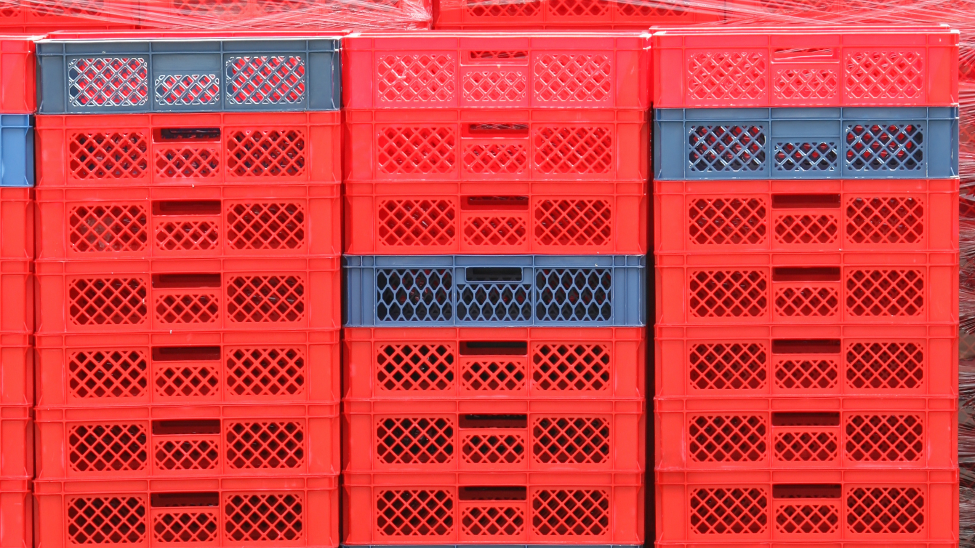 stacked-plastic-pallets
