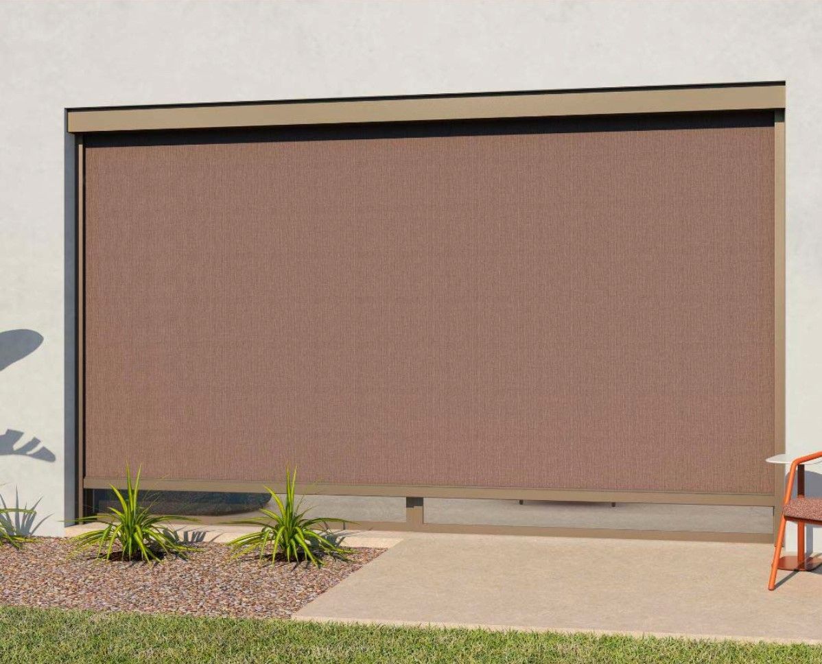 Un patio con tavolo e sedie davanti alla porta del garage.