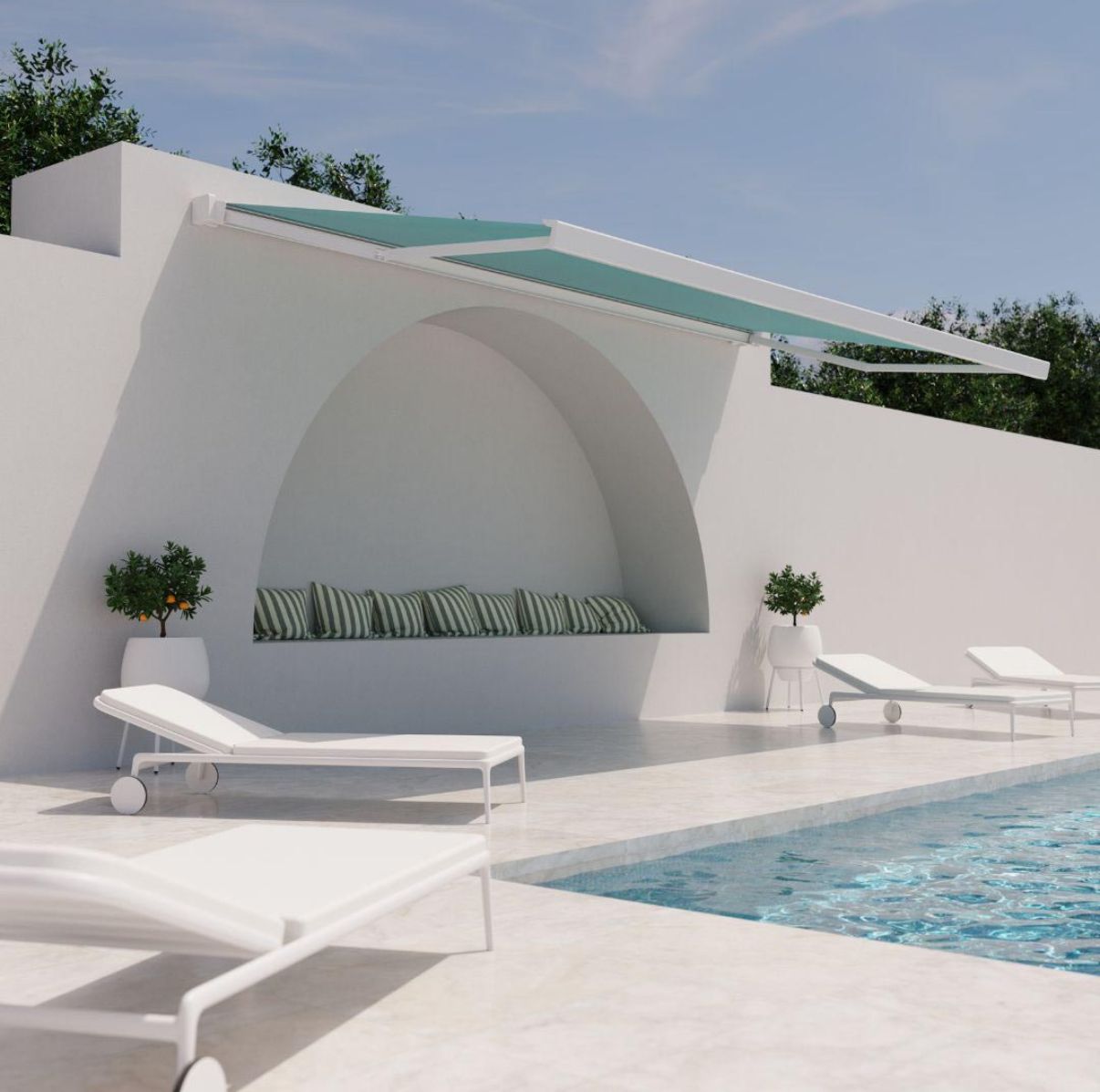 Un edificio bianco con piscina e sedie a sdraio