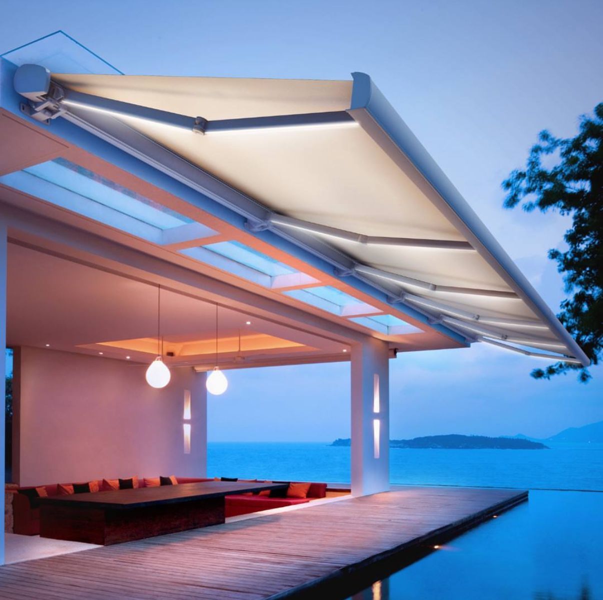 Un patio con una grande tenda da sole che si affaccia sull'oceano
