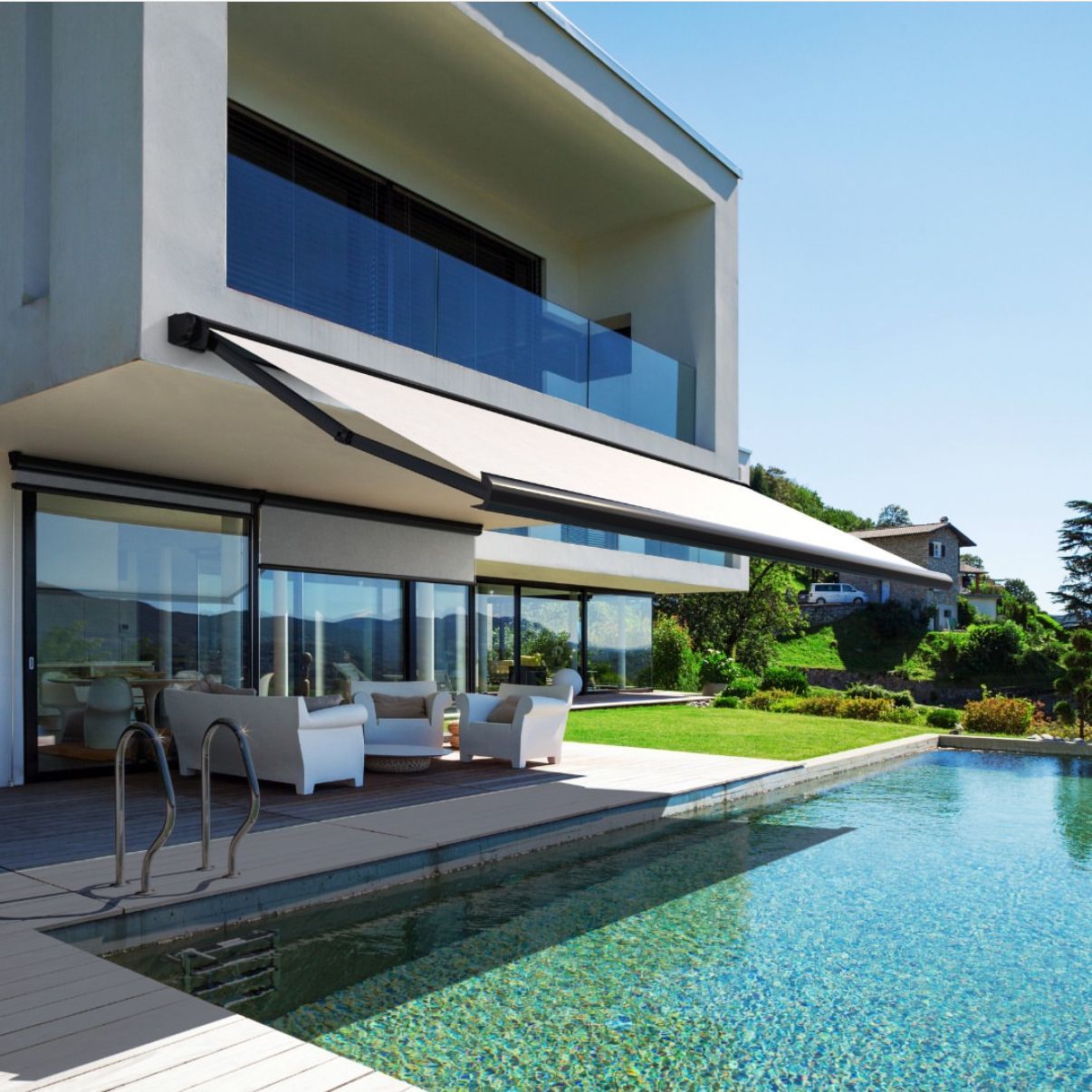 Una grande casa con una piscina di fronte