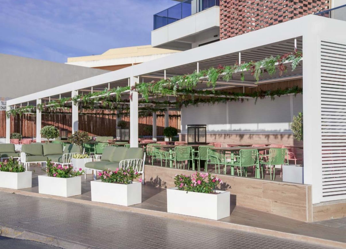 Rappresentazione artistica di un ristorante con tavoli e sedie